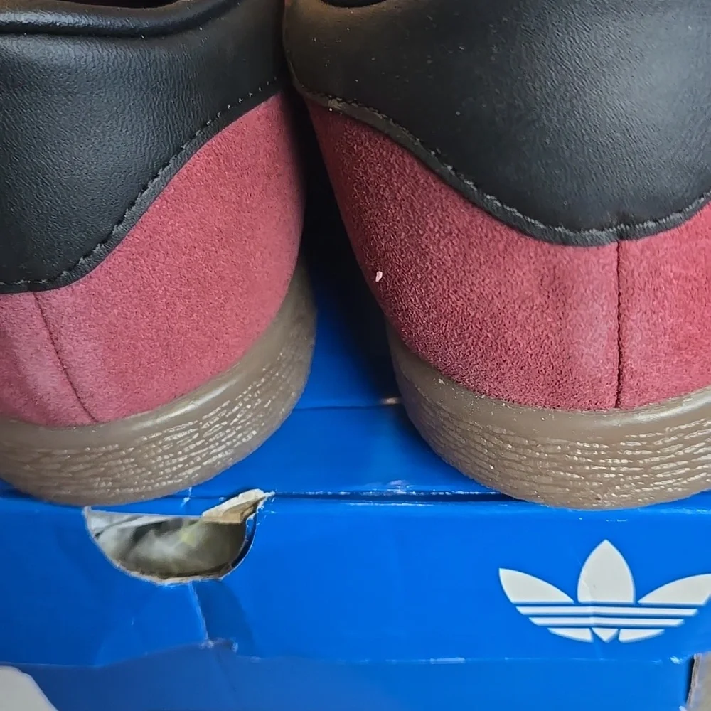 Mens Adidas STADT Burgundy With Black Strips Size 10 Brand New